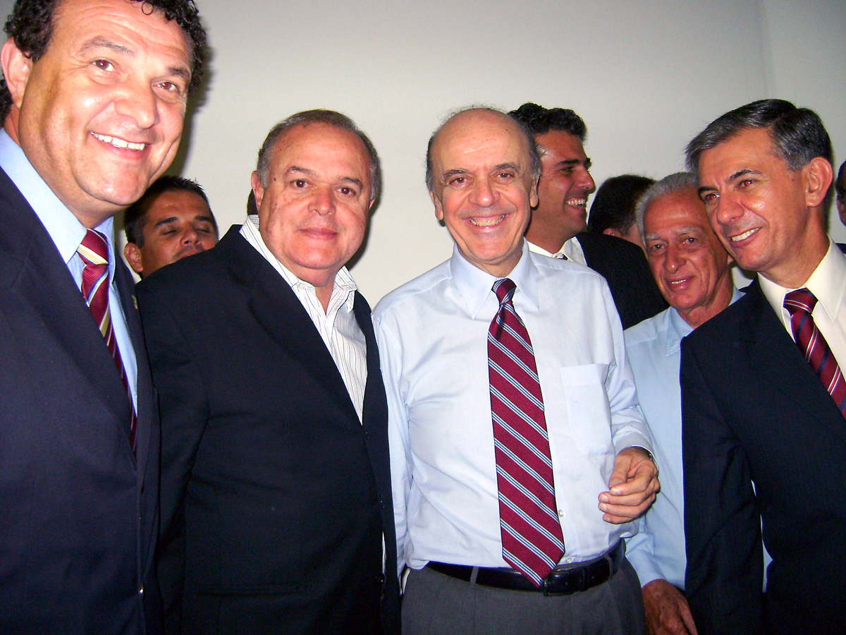 Governador Serra com prefeitos e deputados do PPS<a style='float:right;color:#ccc' href='https://www3.al.sp.gov.br/repositorio/noticia/12-2008/GONDIM GOV.jpg' target=_blank><i class='bi bi-zoom-in'></i> Clique para ver a imagem </a>